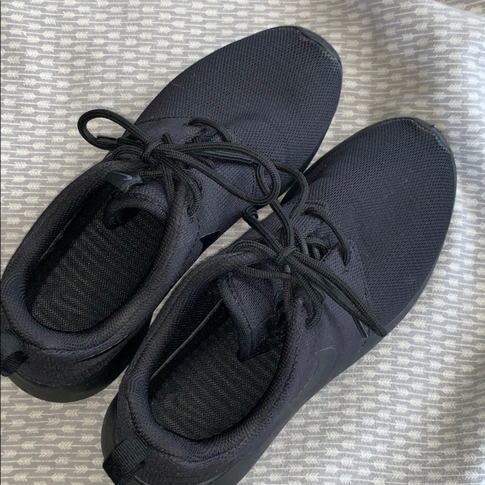 Black nike roshes